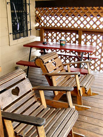 River Cabin: Deck over looks river with picnic table and rocking chairs. (ADULTS ONLY)