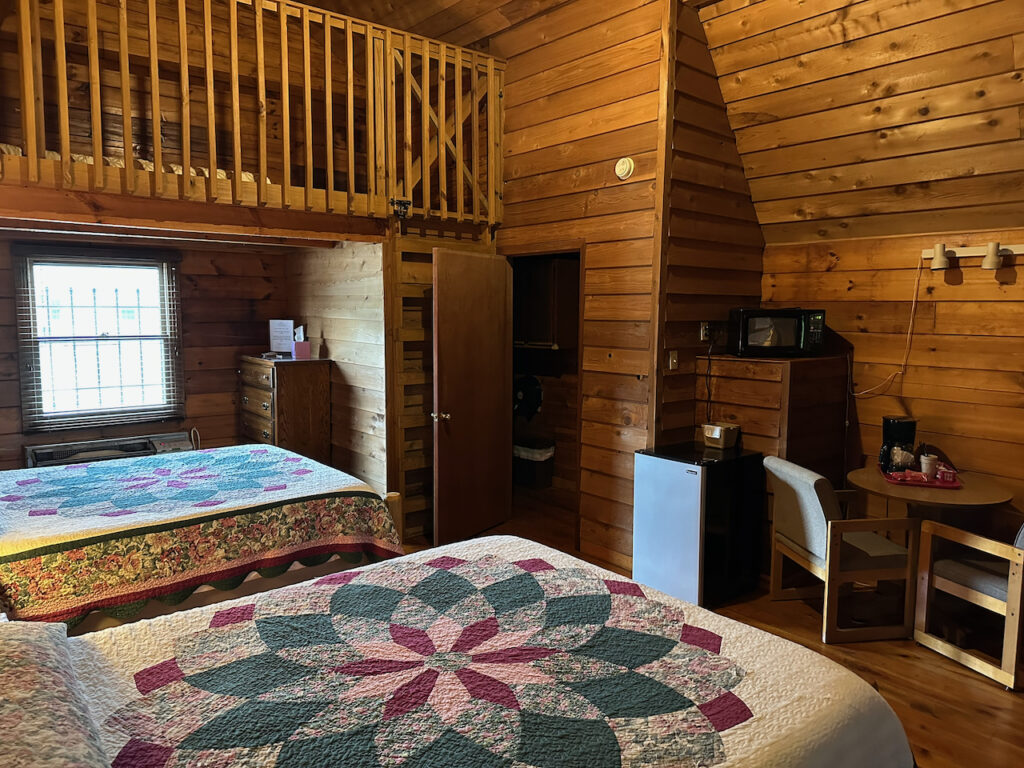 cabin 21 2 queen beds, loft, mini-fridge, micorwave, and coffee maker