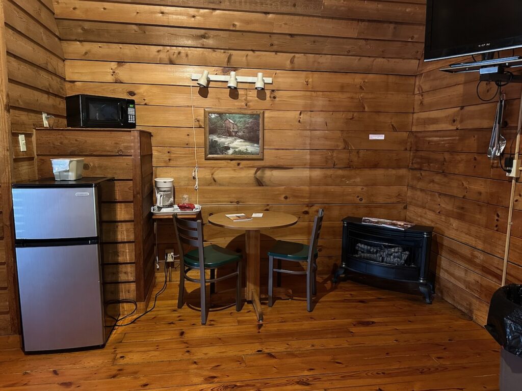 cabin 23 efficiency ktichen with fridge, microwave, coffee maker and essential dishes - no stove