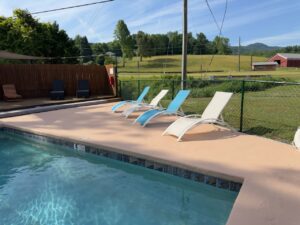 swimming pool at Dock's Motel