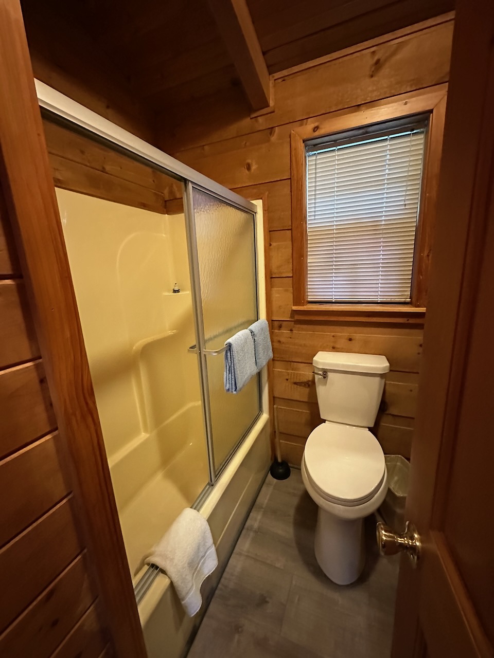 Rendevous Cabin 2 bathroom showing tub/shower combo and toilet