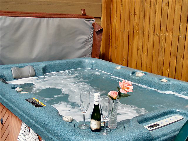 Rendenzvous Cabin: Privacy deck with hot tub. (ADULTS ONLY)