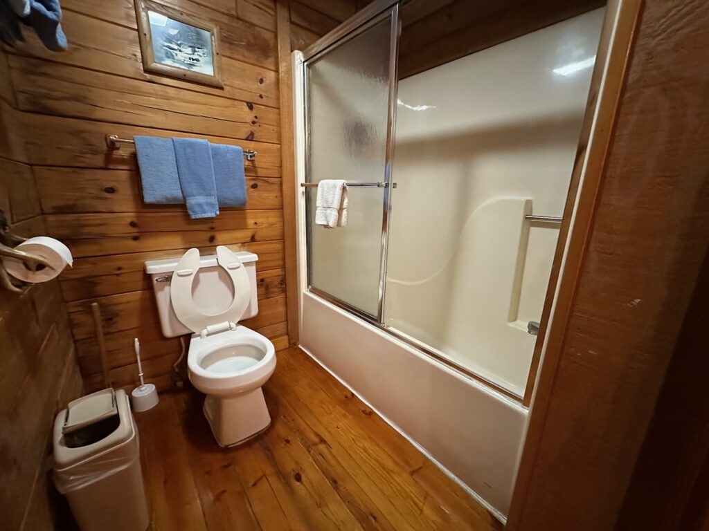 cabin 20 bathroom with tub/shower combo and toilet