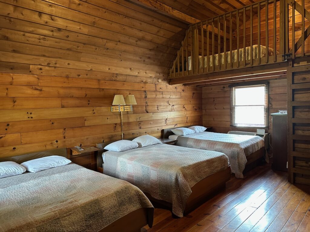 Poolside cabin 23 with 3 double beds