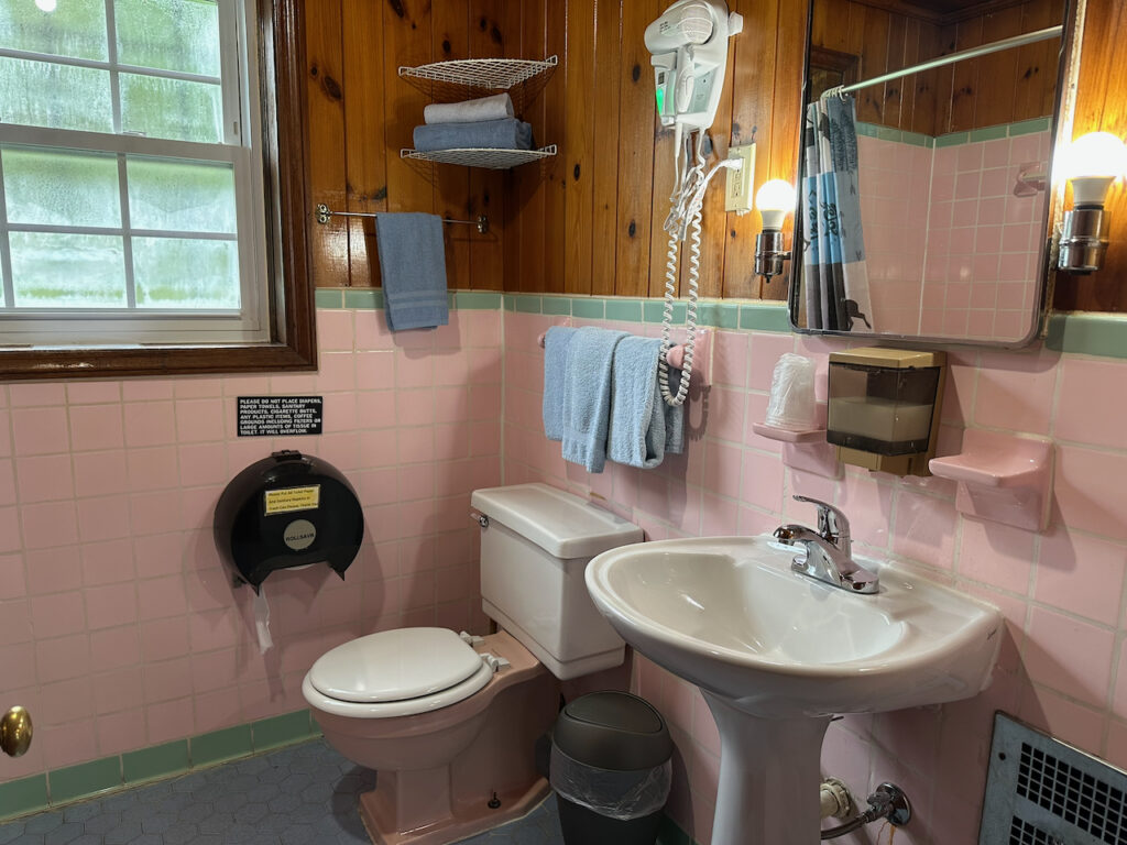 vintage bathroom in room 12 at Dock's motel highliting the vintage feel